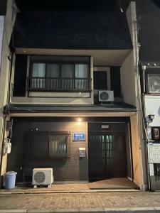 京都明和荘Mei Wa Inn的通往大楼的入口,设有门和阳台