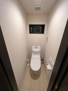 京都明和荘Mei Wa Inn的一间带卫生间和窗户的小浴室