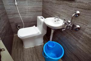 海得拉巴N Cube Serviced Apartments的浴室配有白色卫生间和盥洗盆。
