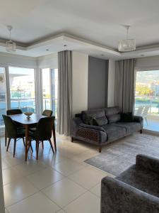 阿拉尼亚SA Apartments! Crystal Family Suites的客厅配有沙发和桌椅