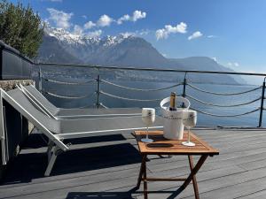 奥利维托拉里奥Al Molo 5 - Lake Front的甲板上的长凳,配有带酒杯的桌子