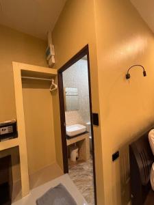 高兰Serene Lanta Resort的浴室设有镜子、盥洗盆和卫生间