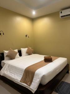 高兰Serene Lanta Resort的一间卧室配有一张带白色床单的大床