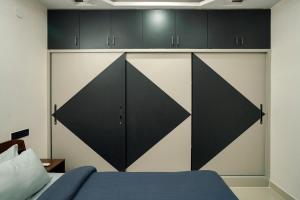 海得拉巴N Cube Serviced Apartments的卧室配有黑白橱柜和1张床