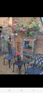 布利斯顿The Annex的庭院设有两把椅子和一张鲜花桌子
