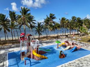 勒莫尔尼Riu Turquoise - All Inclusive的海滩上的游泳池,带水上公园