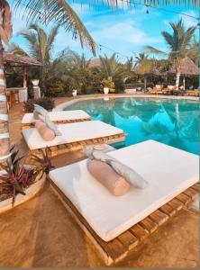 江比阿Zen Boutique Resort的一个带躺椅的度假游泳池和一个游泳池