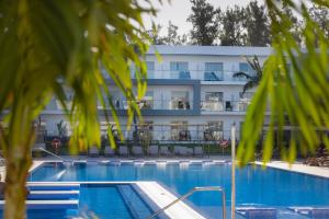 勒莫尔尼Riu Palace Mauritius - All Inclusive - Adults Only的大楼前设有游泳池的酒店