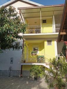 斯塔多伊兰Vila Teodora的黄色房屋 - 带桌子阳台