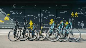 五岛Colorit GOTO ISLANDS的停在墙上的一群自行车