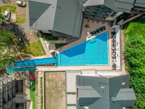 希维拉杜夫-兹德鲁伊Elements Hotel&Spa的享有带游泳池的大楼的顶部景致