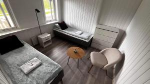 GratangenStorfossen Hostel的带沙发和椅子的小客厅