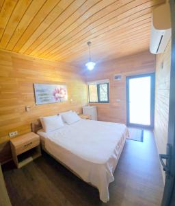 契拉勒巴拉卡住宿酒店的木制客房内的一间白色床卧室