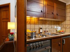 苏尔勒吉Apartment Residenza Chesa Margun 15-1 by Interhome的厨房配有水槽和炉灶 顶部烤箱
