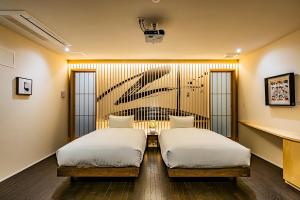 静冈Birupaku的配有两张床的客房内。