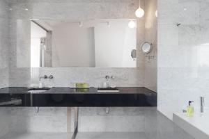 格但斯克HOTEL ALMOND BUSINESS & SPA BY GRANO Gdańsk的一间带两个盥洗盆和大镜子的浴室