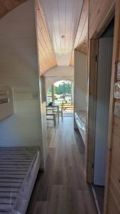 White BridgeGlengoulandie Glamping Pods的一个小房子走廊的景色