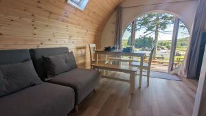 White BridgeGlengoulandie Glamping Pods的客厅配有沙发和桌子