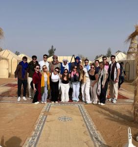 梅尔祖卡Merzouga Desert Awaite camp的一群人摆出一张照片