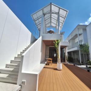 湄南海滩Baanfah Resort Samui的通往带玻璃屋顶的建筑的楼梯