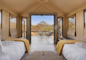 MababeHideaways Mogotlho Safari Lodge, Khwai River的甲板景客房 - 带两张床