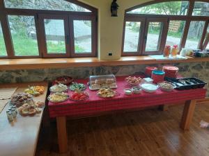瓦勒博内Hostel Quku i Valbones的一张桌子上有很多种不同的食物