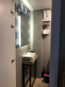 拜特龙Duplex guest house in Batroun的一间带水槽和镜子的浴室