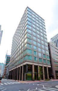 东京银座索拉里亚西铁酒店的一座高大的建筑,在城市里装有玻璃窗