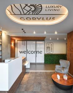 乐托卡亚CORYLUS Luxury Rooms & Suites的大堂设有椅子和迎宾标志