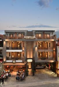 乐托卡亚CORYLUS Luxury Rooms & Suites的享有建筑空中美景,设有餐厅