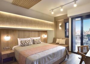 乐托卡亚CORYLUS Luxury Rooms & Suites的一间带大床的卧室和一个阳台