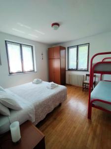 莱维科特尔梅Appartamento Lago的一间卧室配有一张床和一把椅子