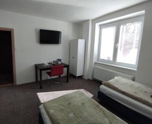 科希策Hostel 26的客房设有床、书桌和窗户。