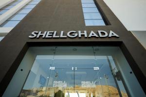 赫尔格达Shellghada Blue Beach的建筑物顶部的柱状标志