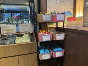 熊本多美迎熊本天然温泉酒店的商店里装着食物的商店