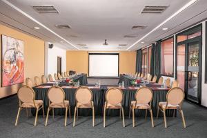 马拉喀什马拉喀什瑞德酒店的一间会议室,配有长桌子和椅子