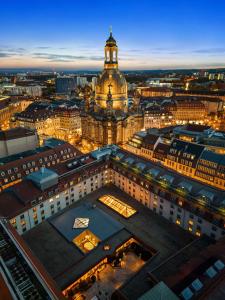 德累斯顿Hilton Dresden an der Frauenkirche的夜晚城市的空中景观