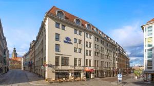 德累斯顿Hilton Dresden an der Frauenkirche的一条城市街道上的白色大建筑