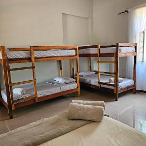 利文斯顿Mukamba Private Holiday Home的带三张双层床和一张床的房间