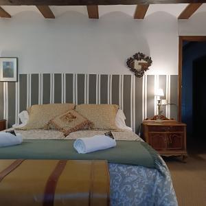 纳瓦雷特Peregrinando, pensión con encanto的一间卧室配有一张带两个枕头的床