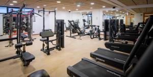 马略卡岛帕尔马艾斯拉马略卡酒店&温泉的健身房,配有各种跑步机和机器