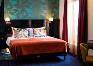 哥本哈根ProfilHotels Copenhagen Plaza的酒店客房,配有一张红色床罩的床