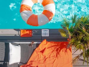 布拉尼亚克图卢兹机场智选假日酒店的一个带沙滩球和救生员的游泳池