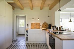 HolzdorfWildhagen 1的厨房配有水槽和台面