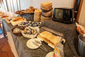 弗利姆斯阿尔卑斯山酒店的一张桌子,上面摆放着面包和糕点,还有烤面包机