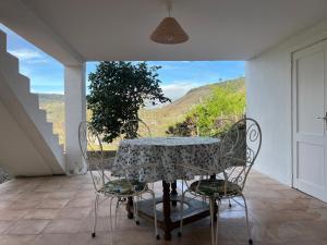 AbeledaCasa Catalina - Ribeira Sacra的美景阳台配有桌椅