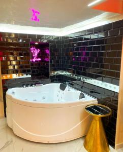 热那亚Lovely homes的浴室设有大浴缸,配有紫色灯