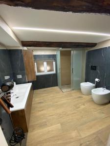 热那亚Lovely homes的浴室设有2个水槽和2个卫生间