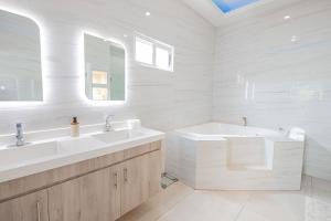 圣安娜Casa sol Perfect for Families的白色的浴室设有浴缸和水槽。