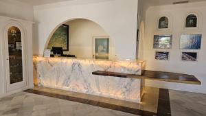 莫哈卡尔潘塔佐II酒店的一个带长凳的大理石台面